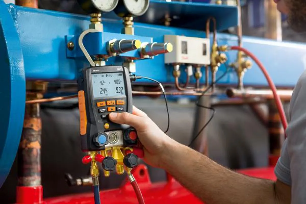 Digitale Monteurhilfe testo 557 im Einsatz