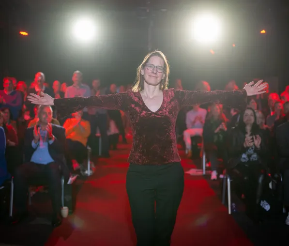 Bild: Christina Bolte überzeugt beim Internationalen Speaker Slam: Vom Jakobsweg fürs Business lernen