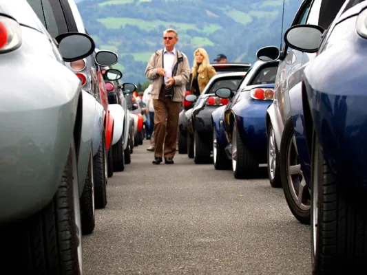 Bild: smart times: Vom 24. bis 26. August wird in Zell am See Autokult im kilometerlangen Korso zelebriert