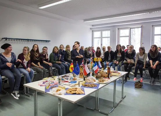 Bild: Erstsemester- und Austauschstudierende erleben gemeinsame Orientierungstage