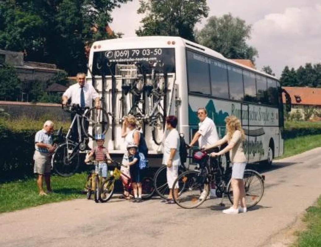 Entdeckungen leicht gemacht: Radfahrer und Wanderer können die Europabusse nutzen, um die Romantische Straße zu erkunden.