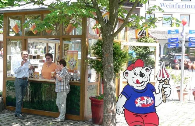 Bild: Ein Softeis-Garten im Herzen der Glasstraße: Neuer Romeo & Giulia-Stand im Glasdorf Weinfurtner