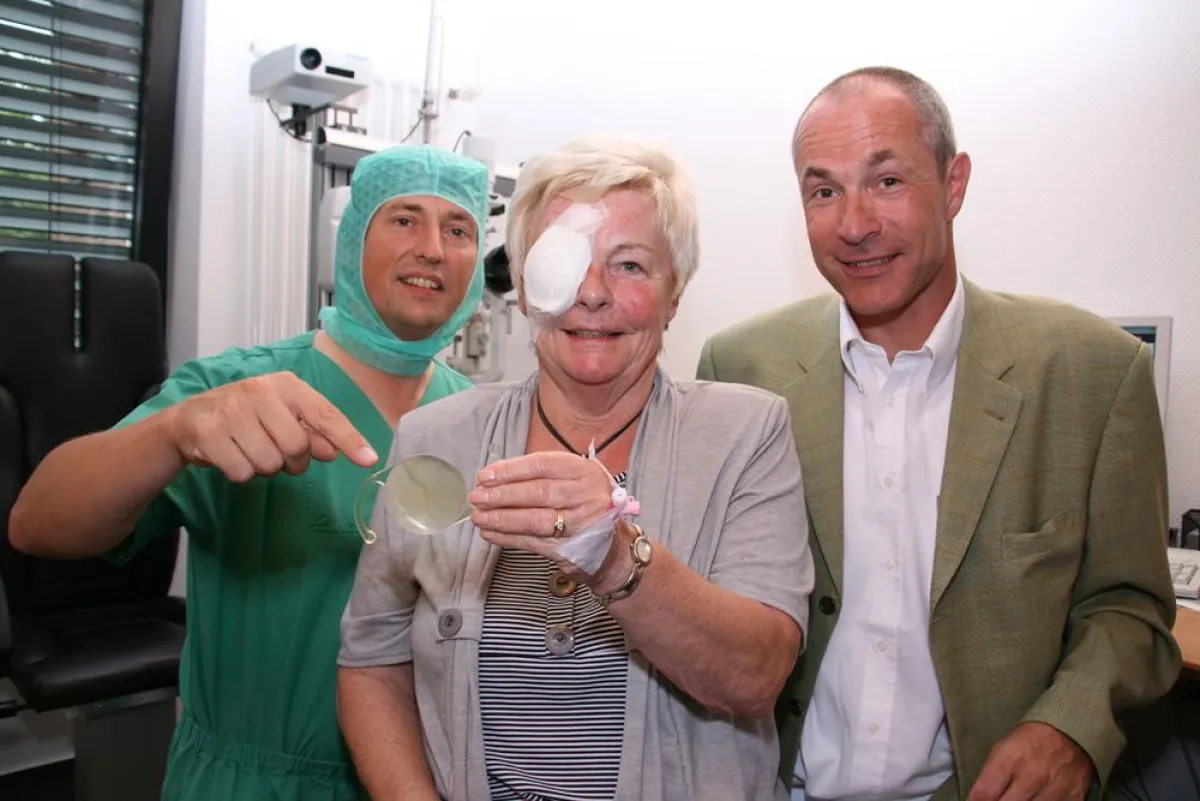 Dr. Hoffmann, Patientin Annette Mytkowski und Dr. Lindemann direkt nach der Operation