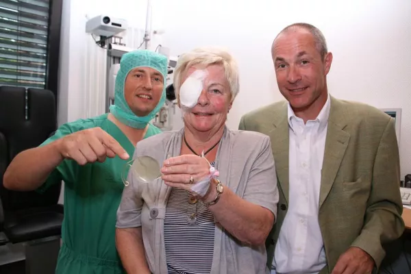 Bild: Europaweite Premiere: Augenklinik Castrop-Rauxel implantiert neue Hochleistungslinse
