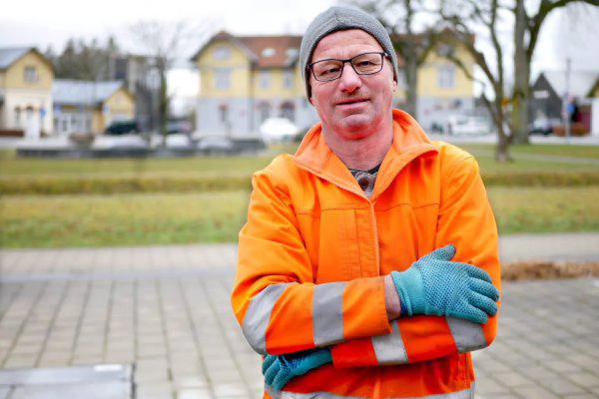 Franz Beigger sorgt zweimal in der Woche auf dem Bahnhofsvorplatz in Leutkirch für Sauberkeit.