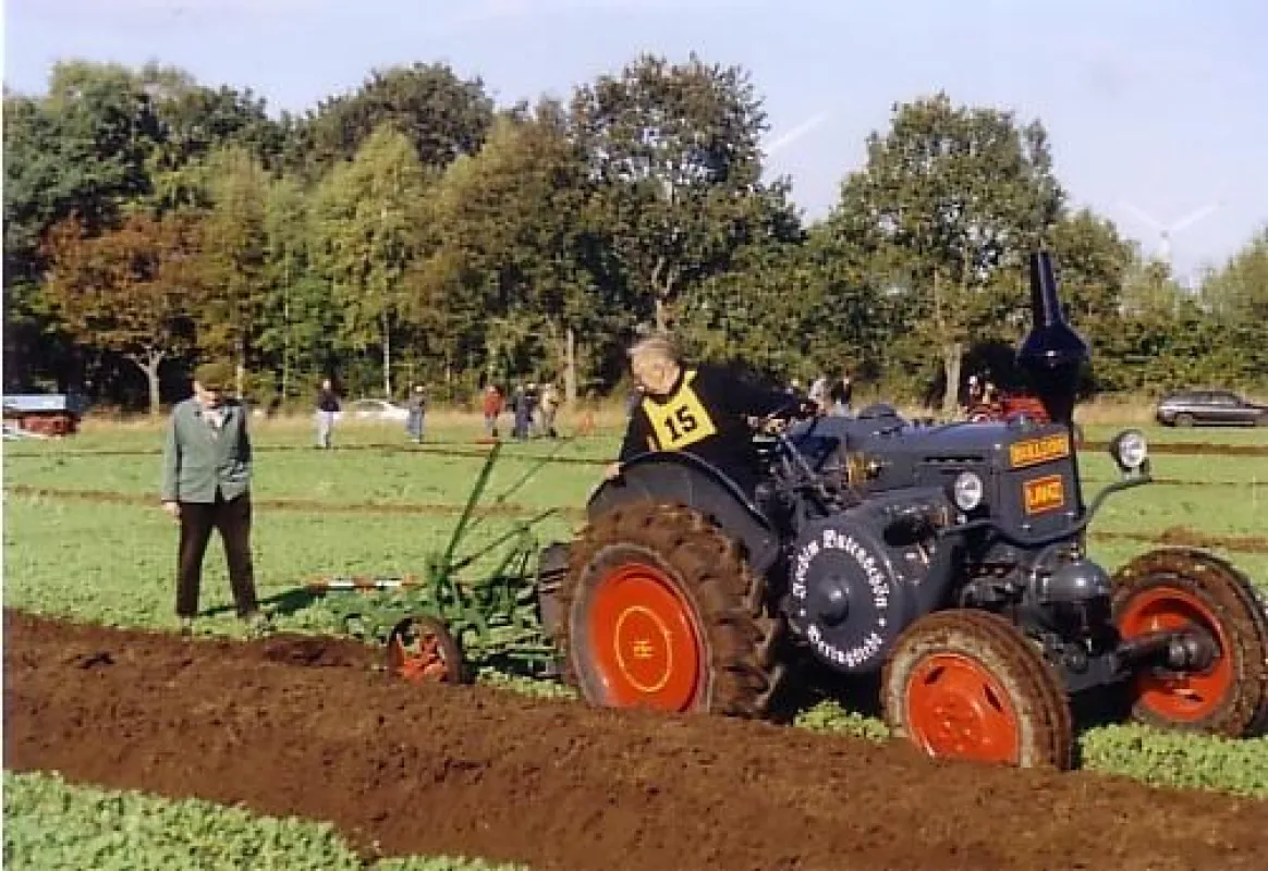 Ein Lanz Bulldog mit einem Anhängepflug bei der Arbeit