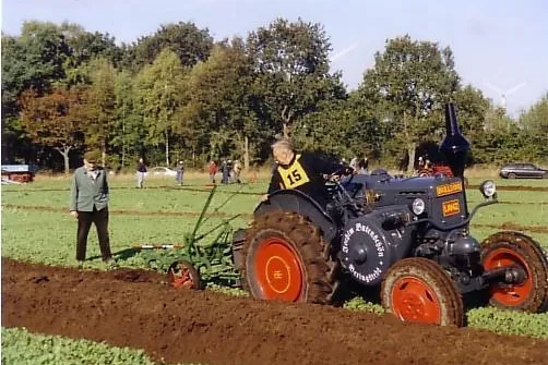 Der Pflug als Wettkampfgerät - 9. Europameisterschaft im Oldtimerpflügen Bild: Der Pflug als Wettkampfgerät - 9. Europameisterschaft im Oldtimerpflügen