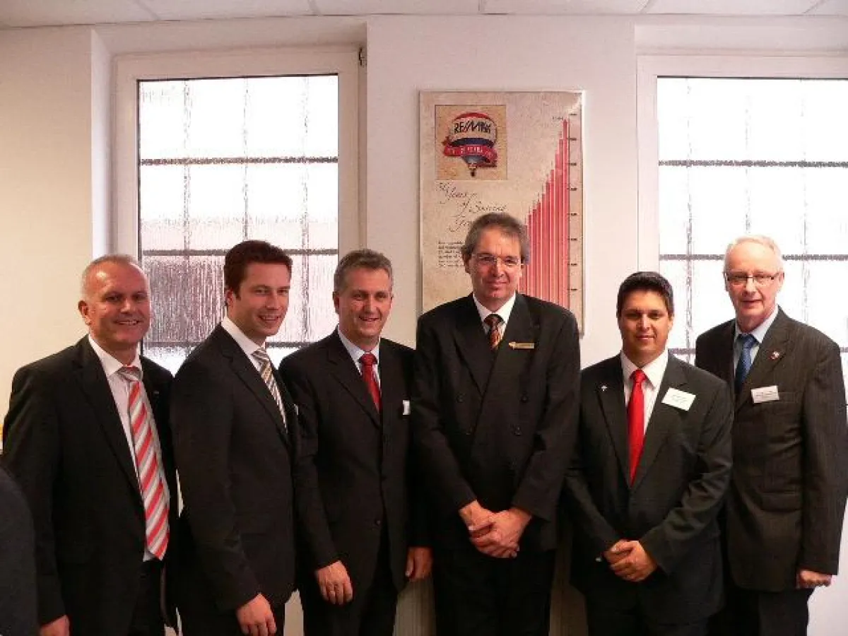 Werner Persch, Landrat Matthias Dießl, Bürgermeister Kurt Krömer, Gerhard Lehmeyer, Michael Gorka und RE/MAX-Regionaldirektor Dr. Werner Gross (v.l.n.r.)