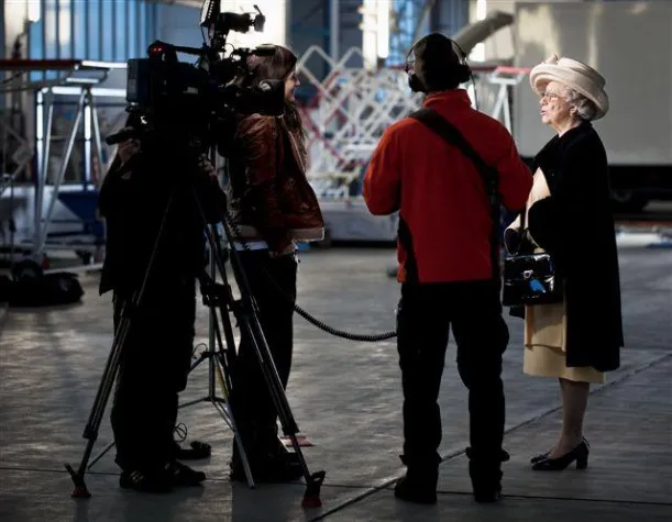 Bild: Condor Sicherheitshinweise mit Paris Hilton, Elvis und Michael Schumacher