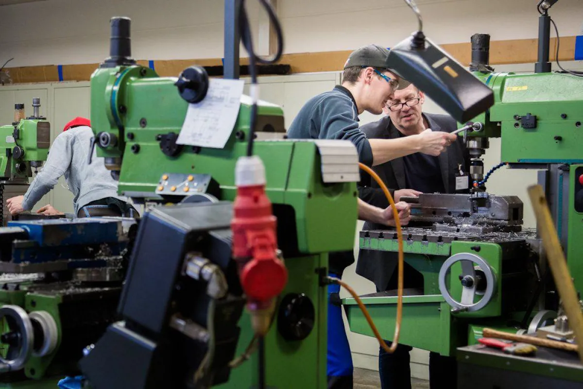 Thorsten Hoffmann mit einem Auszubildenden der Continental (Foto: Stefan Fercho)