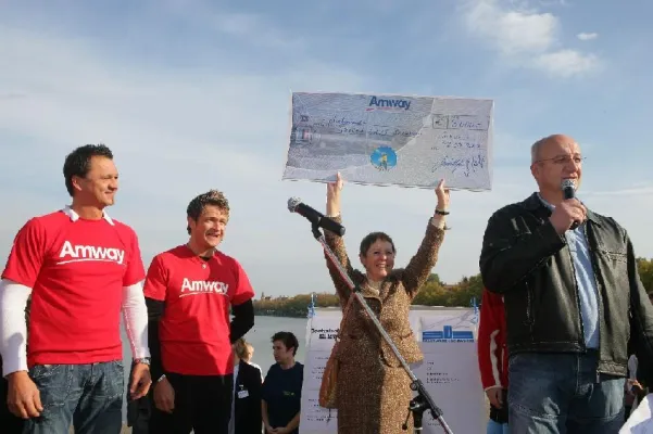 Bild: Amway Vertriebspartner erlaufen 3.000 Euro für UNICEF in Schwerin