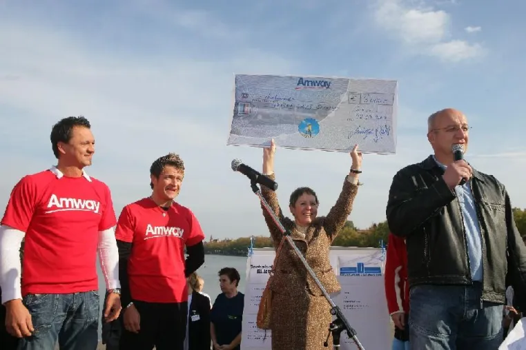 Amway Vertriebspartner erlaufen 3.000 Euro für UNICEF in Schwerin Bild: Amway Vertriebspartner erlaufen 3.000 Euro für UNICEF in Schwerin