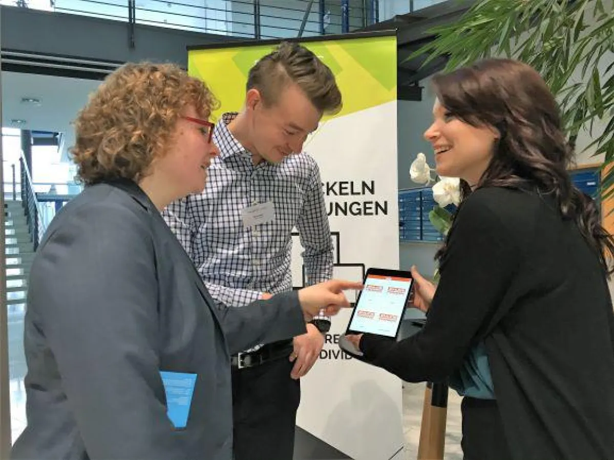 Eine Vertriebsapp kann auch bei Messebesuchen sehr erfolgreich eingesetzt werden.