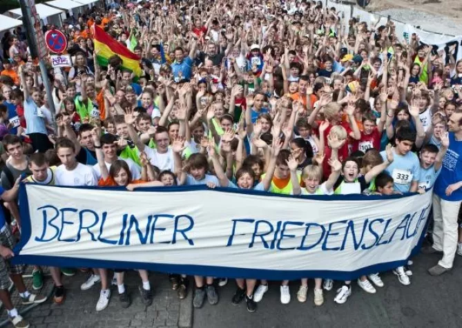 Der Friedenslauf – die sportliche Friedensdemonstration mitten in Berlin Bild: Der Friedenslauf – die sportliche Friedensdemonstration mitten in Berlin