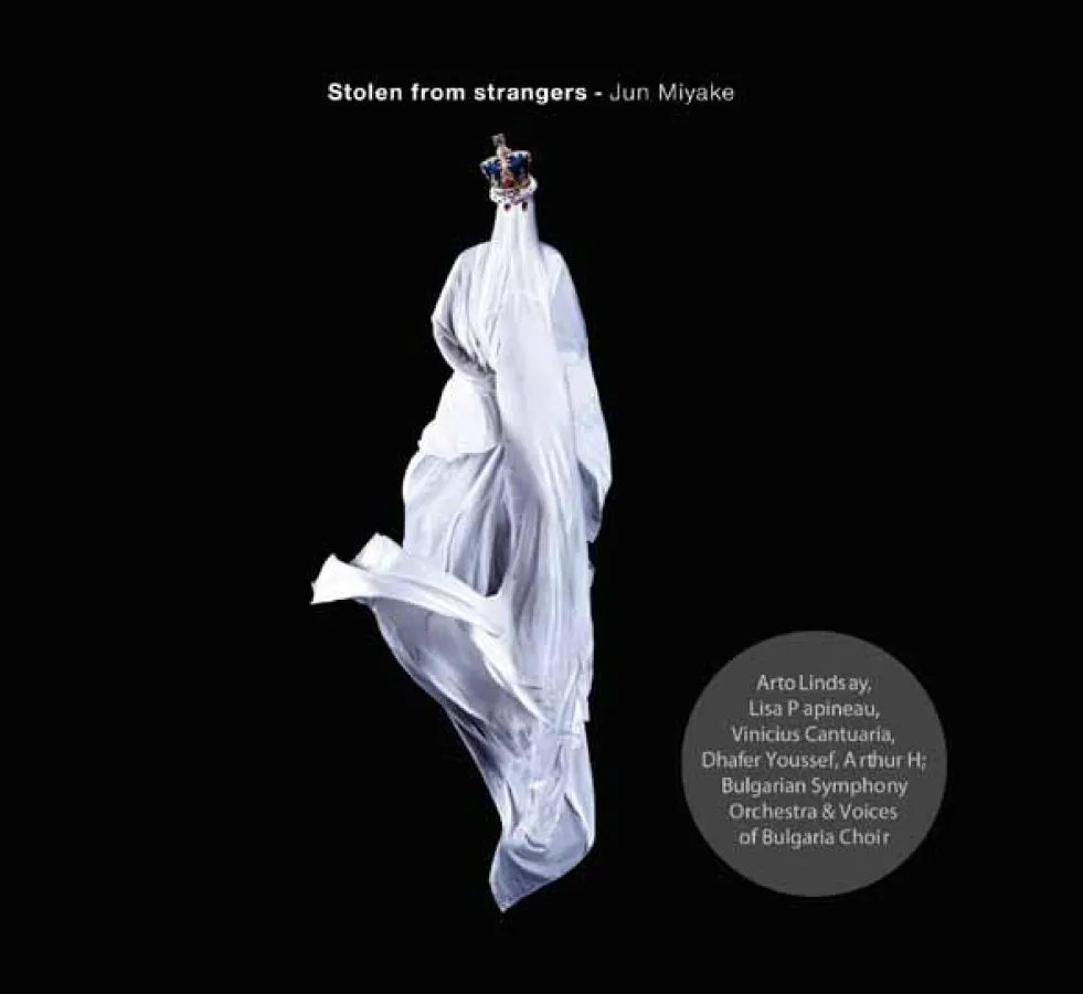 Jun Miyake: Stolen from Strangers. Das Artwork stammt von Jean-Paul dem französischen Star-Fotograf, der bereits Björk und Grace Jones in Szene setzte.