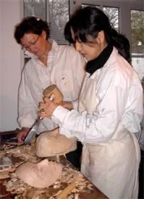 Bild: Kunst des Ledermaskenhandwerks - Stephanie Hermes ist die Spezialistin für Ledermasken in Deutschland