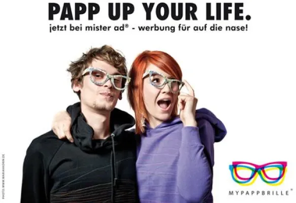 Bild: MyPappbrille bei mister ad - Werbung für auf die Nase