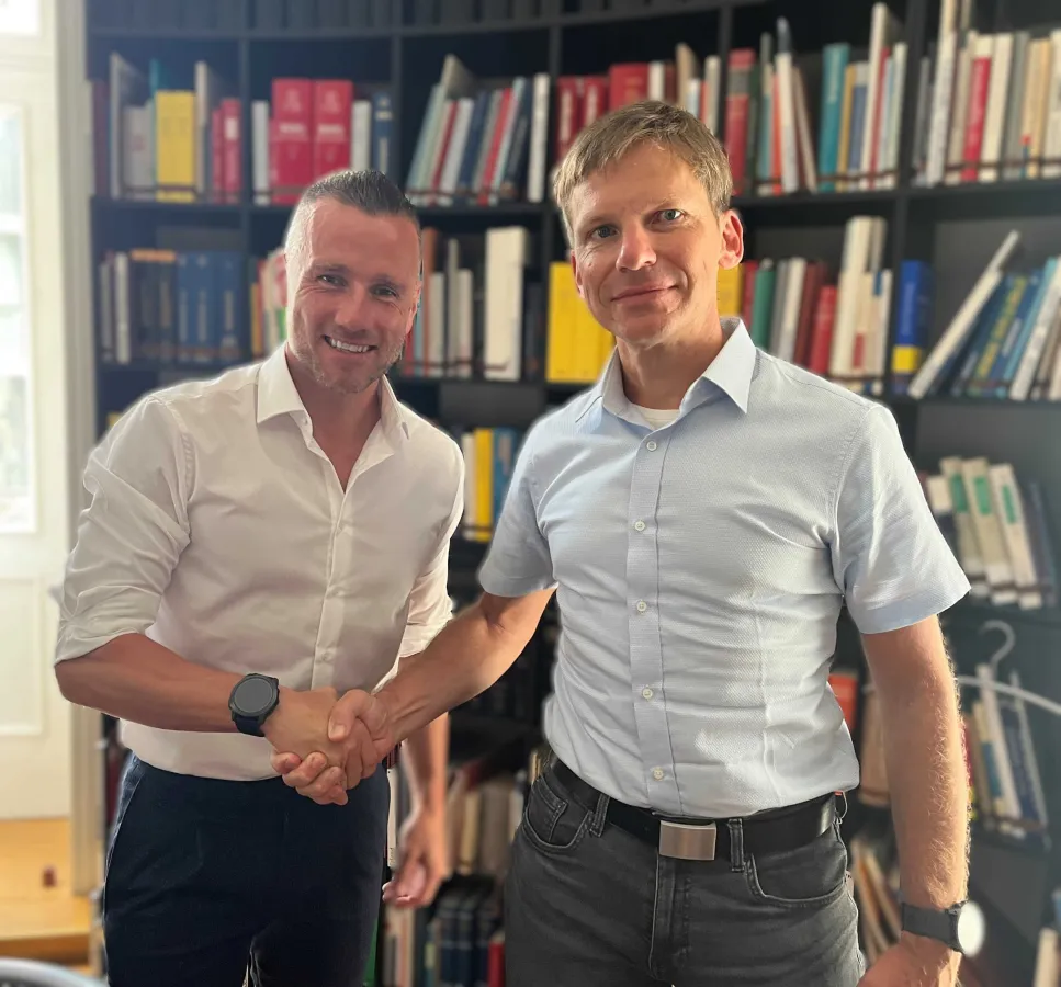 Bernhard Leitner, Axians, und David Winkler, Strong-IT, bei der Vertragsunterzeichnung (v.l.). (© Axians)