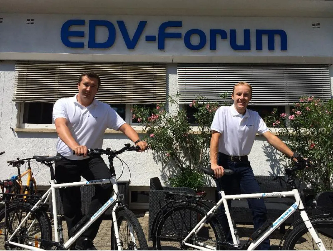Projektleiter Michal Wicher und Mitarbeiter Sascha Bolz mit den congroup Betriebsrädern