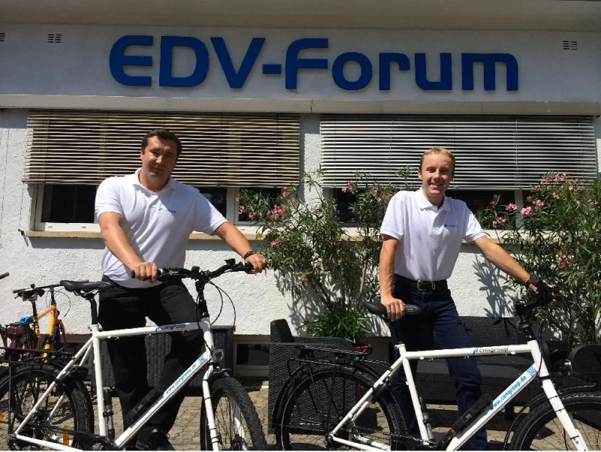 Projektleiter Michal Wicher und Mitarbeiter Sascha Bolz mit den congroup Betriebsrädern