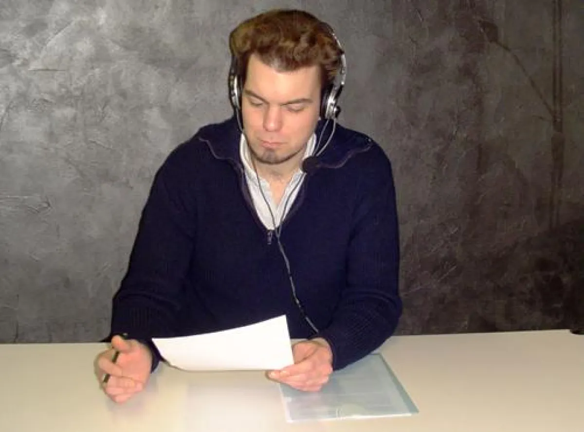 Der Sprecher Marius Gosch bei den Tonaufnahmen