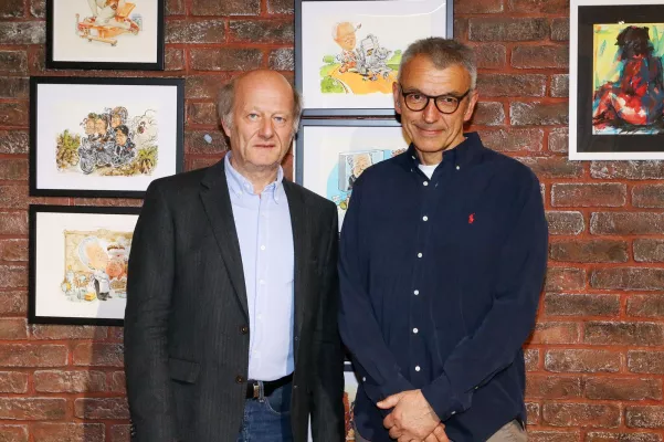 Eine spitze Feder wird 60 und feiert mit 60 Werken im HAKA Center in Traun. Bild: Eine spitze Feder wird 60 und feiert mit 60 Werken im HAKA Center in Traun.