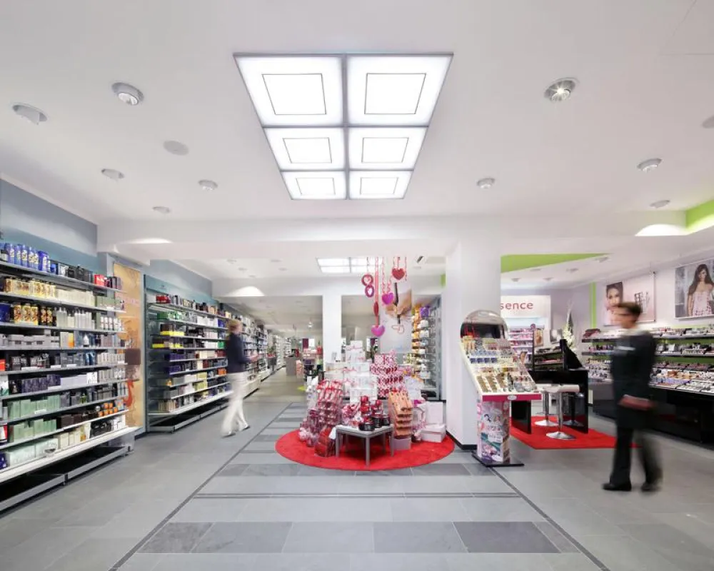 Nachhaltig und verführerisch setzt die neue LED-Beleuchtung die Douglas Filiale in Frankenthal in Szene. Die LED-Leuchten sorgen für ein brillantes Licht mit einer großen Flexibilität in der Helligkei
