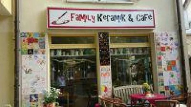 Bild: Keramik bemalen und Kaffee trinken