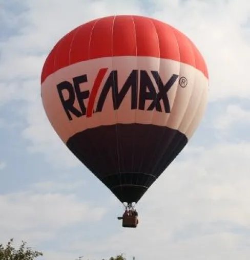 RE/MAX zählt zu Deutschlands Top 10 Franchisesystemen - Immobilienmakler ist Aufsteiger des Jahres Bild: RE/MAX zählt zu Deutschlands Top 10 Franchisesystemen - Immobilienmakler ist Aufsteiger des Jahres