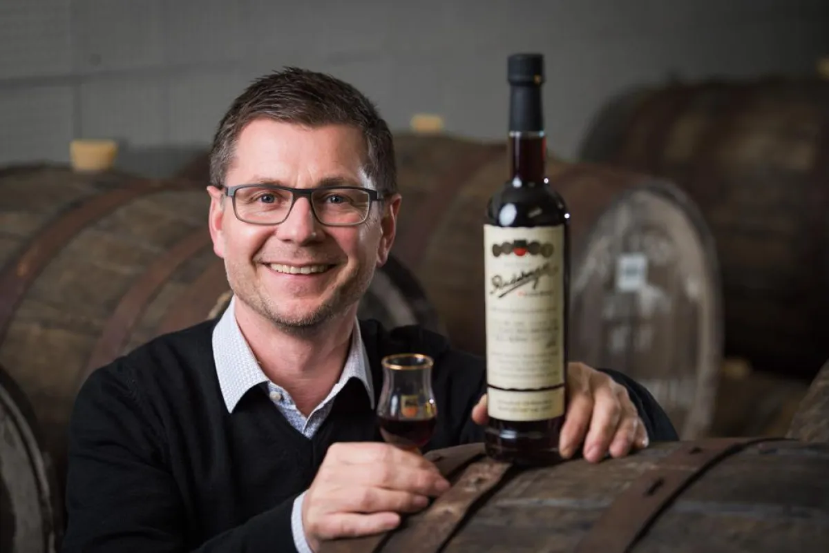 Thomas Tiebel präsentiert die Radeberger Reserve. Foto: Sebastian Thiel