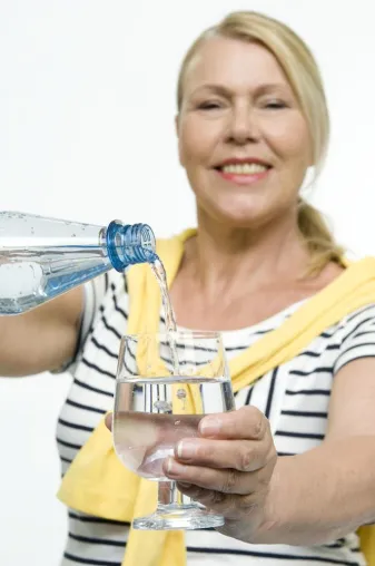 Bild: Medikamenteneinnahme: Medikamente mit leicht mineralisiertem Mineralwasser einnehmen
