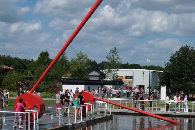 Mini-Rohrdämpfer für Maxi-Rohre erheitern Groß und Klein Bild: Mini-Rohrdämpfer für Maxi-Rohre erheitern Groß und Klein