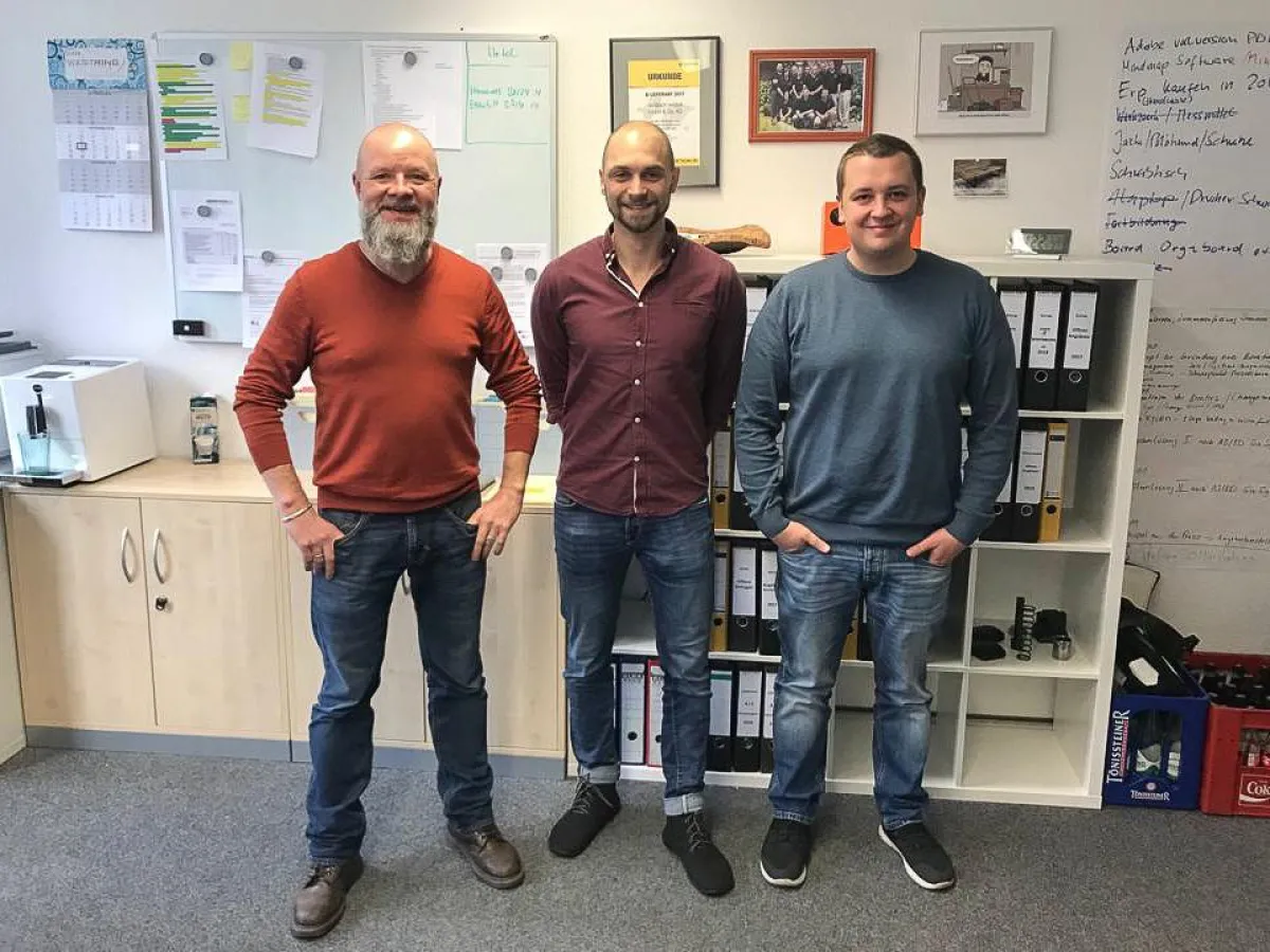 Jörg Wojtun mit einem Mitarbeiter und Daniel Wolferts vom Kompetenzzentrum eStandards