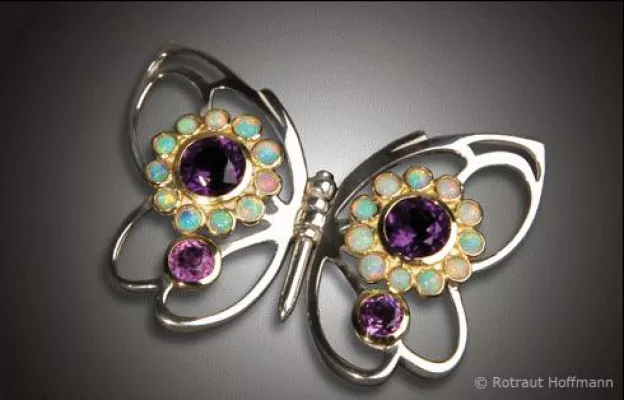 Schmuck in Bewegung: Die neuen Kreationen von Rotraut Hoffmann - Schmetterlinge, die auch im Herbst fliegen Bild: Schmuck in Bewegung: Die neuen Kreationen von Rotraut Hoffmann - Schmetterlinge, die auch im Herbst fliegen