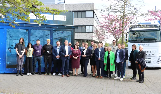 Bild: Ministerin Ina Brandes besucht „Lab-on-Tour“-Science Truck der Hochschule Hamm-Lippstadt