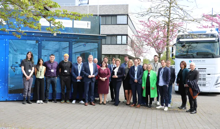 Bild: Ministerin Ina Brandes besucht „Lab-on-Tour“-Science Truck der Hochschule Hamm-Lippstadt