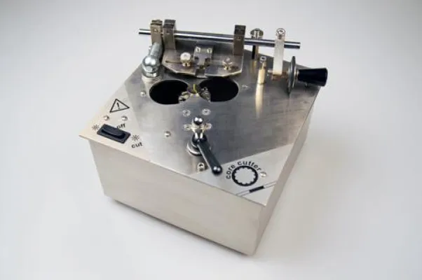 Bild: Neuer Cable O-Ring Cutter ORC Micro und Produktneuheit Handkniehebelpresse KHP