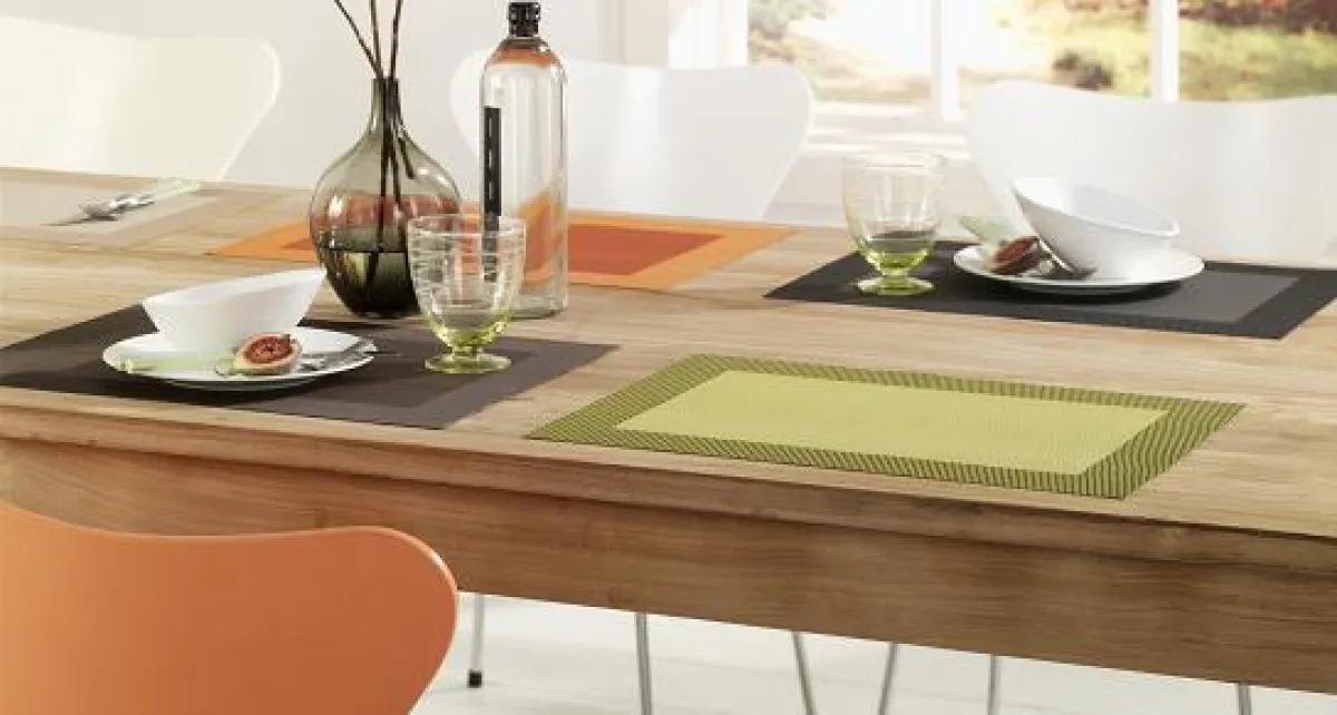 Massivholztisch mit eleganten Tischsets