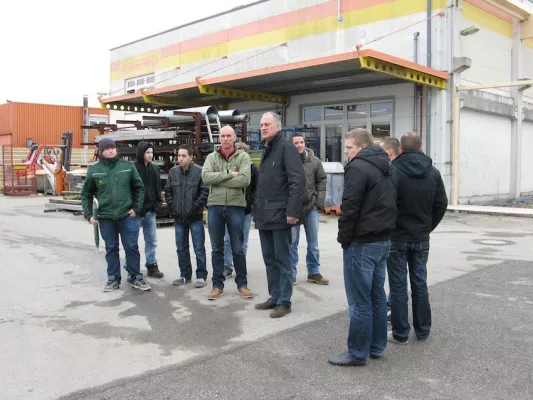 Bild: Betriebs-Besichtigung von cemo in Schnelldorf - Gelungener Abschluss des Kreativworkshops „Azubi-Werkzeugkiste“