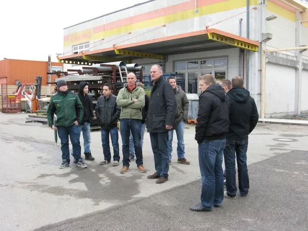 Bild: Betriebs-Besichtigung von cemo in Schnelldorf - Gelungener Abschluss des Kreativworkshops „Azubi-Werkzeugkiste“