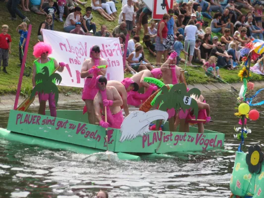Bild: Plau am See: Badewannenrallye 2026 – Mecklenburgs Wasser-Kult, wenn Feuerwehr auf Stadtrat trifft