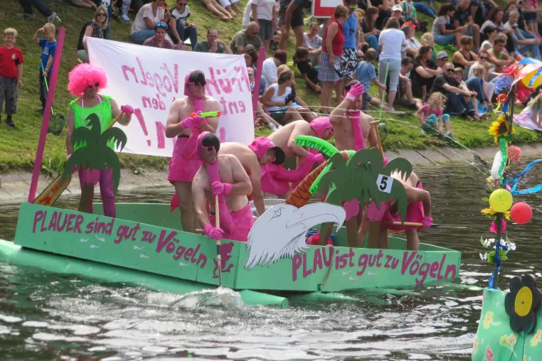 Plau am See: Badewannenrallye 2026 – Mecklenburgs Wasser-Kult, wenn Feuerwehr auf Stadtrat trifft Bild: Plau am See: Badewannenrallye 2026 – Mecklenburgs Wasser-Kult, wenn Feuerwehr auf Stadtrat trifft