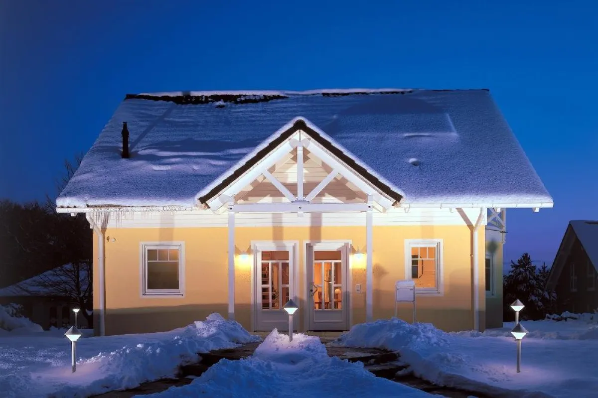 Ein optimal gedämmtes Dach hält die Wärme im Haus. Das spart Heizkosten in den Wintermonaten und schont die Umwelt. Bild: tdx/dach.de