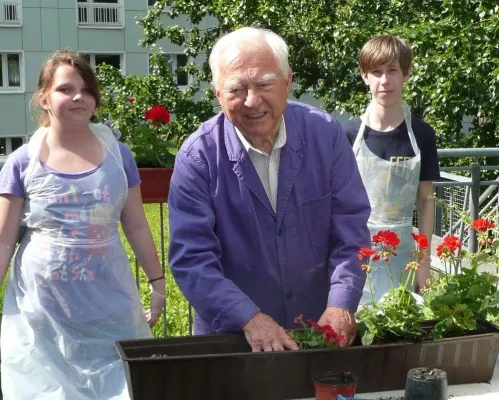 Bild: "Alles neu Macht der Mai" Schüler engagieren sich bei Senioren