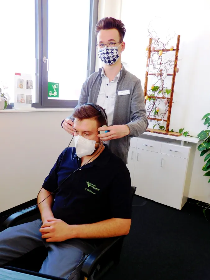 Bei der Überprüfung (© Hörwelt Jana Ritter)