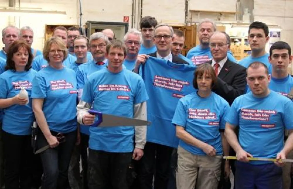 Generalintendant Klement und die Handwerker des Theaters bekamen T-Shirts von der Handwerkskammer