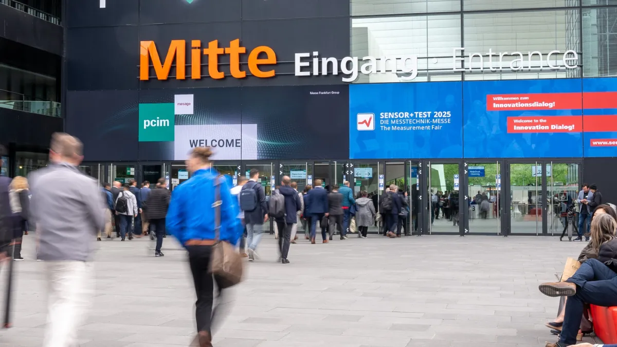 Besucher der Fachmesse SENSOR+TEST 2025 auf der Messe Nürnberg (© Eudardo Hernandez, Messe.TV)
