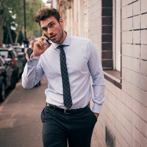 RIESENHEMD wächst - als Unternehmen und am Kragen Bild: RIESENHEMD wächst - als Unternehmen und am Kragen