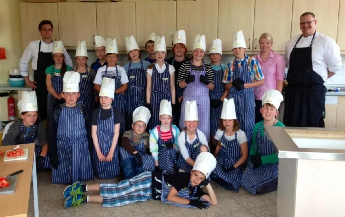 Bildunterschrift: Die Schülerinnen und Schüler der Klasse 5b mit ihrer Lehrerin Anne-Marie Magnussen