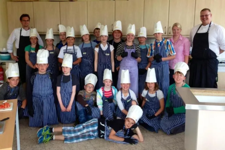 Köche des ostsee resort damp kochen mit „Kindern der Welt“ Bild: Köche des ostsee resort damp kochen mit „Kindern der Welt“